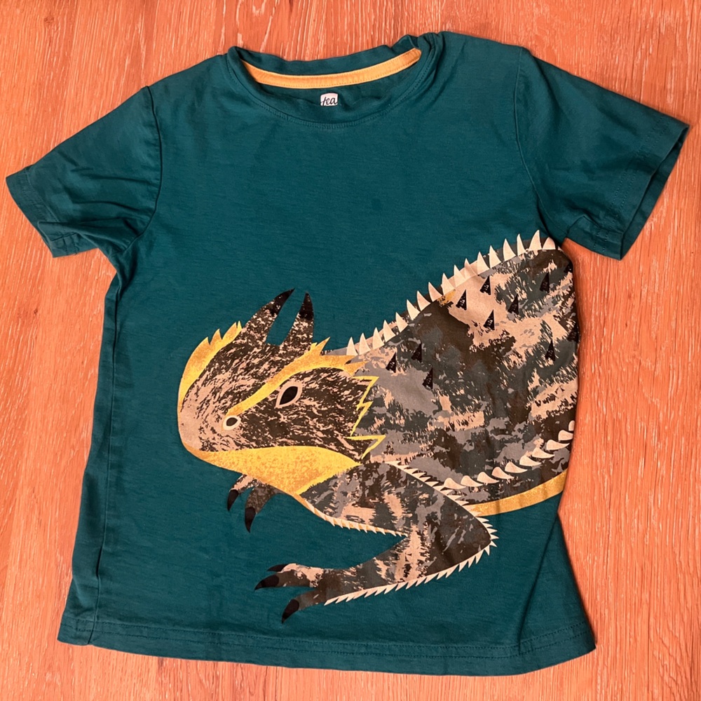 🦎💛TEA COLLECTION HORN FROG DINOSAUR TEE💛🦎